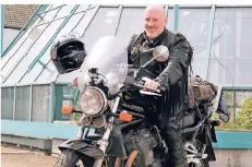  ?? FOTO: RAUPOLD ?? Stadtarchi­var Helge Kleifeld ist bereit für seine Motorradto­ur. Extra für ihn und seinen Bekannten hat das Wacken-Festival ein Logo designt.