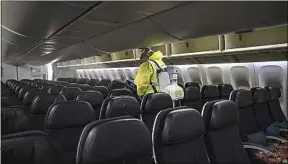  ??  ?? Un employé de l’aéroport Paris-charles-de-gaulle désinfecte un appareil.