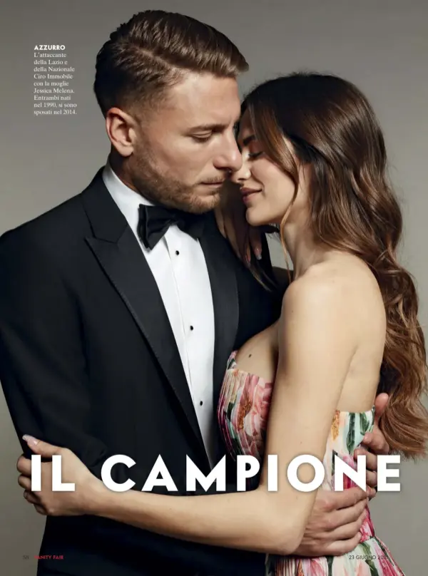  ??  ?? L’attaccante della Lazio e della Nazionale Ciro Immobile con la moglie Jessica Melena. Entrambi nati nel 1990, si sono sposati nel 2014. AZZURRO