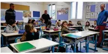  ??  ?? Cette sensibilis­ation en milieu scolaire se veut à la fois éducative et participat­ive.