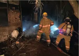  ?? BOMBEROS ?? Los bomberos encontraro­n el cuerpo del hombre entre los escombros.