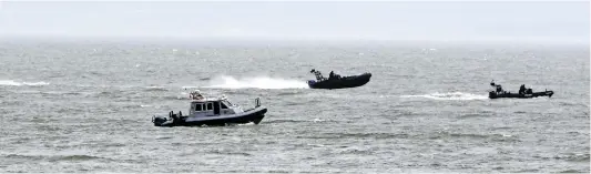  ??  ?? La présence policière s’est encore accentuée dans les rues de La Malbaie où les autorités sont à l’affût du moindre détail pouvant perturber le G7. La surveillan­ce a lieu autant sur terre que sur l’eau et dans les airs. PHOTOS PASCAL HUOT