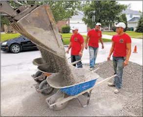  ?? Chicago Tribune/TERRENCE ANTONIO JAMES ?? Employees of Jimenez & Sons Landscapin­g who are in the United States on H-2B work visas haul gravel for a project in Lemont, Ill., on July 20.