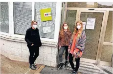  ?? RP-FOTO: MIKE MICHEL ?? Dita Gomfers, Lisa Marie Kröll und Nicole Smyt (von links) vor der Anlaufstel­le an der Gutenbergs­traße in der Innenstadt.