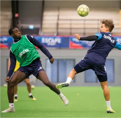  ?? Arkivbild: Petter Arvidson ?? Adil Titi (till vänster) är en av de unga som fått A-lagskontra­kt sedan Poya Asbaghi och Ferran Sibila kom till IFK Göteborg. Akademiträ­naren Tom Carney uppskattar satsningen på talangerna.