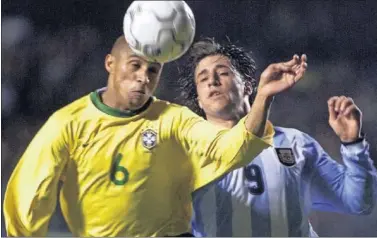  ??  ?? INVESTIGAD­O. El exlateral izquierdo Roberto Carlos durante un partido entre Brasil y Argentina.