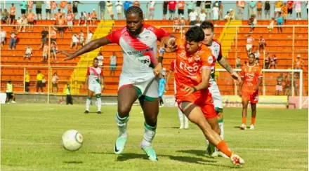  ?? PFC ?? El defensor Jemark Hernández controla el balón ante la marca del panameño Ansony Frías.