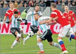  ??  ?? GOLEADOR. El Kun Agüero dispara ante la mirada de Messi.
