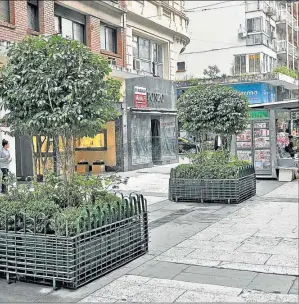  ?? FOTOS: JUAN OBREGON ?? hay manteros y las mejoras estéticas, los turistas entran menos a comprar.