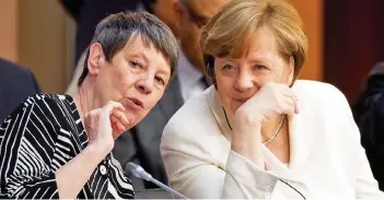  ?? FOTO: DPA ?? Umweltmini­sterin Hendricks und Kanzlerin Merkel haben China als Partner für ihre Klimaziele im Blick.