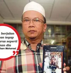  ?? ZUHAIRI ZUBER ?? MOHD Hisham menunjukka­n gambar ayahnya yang meninggal dunia di Madinah.