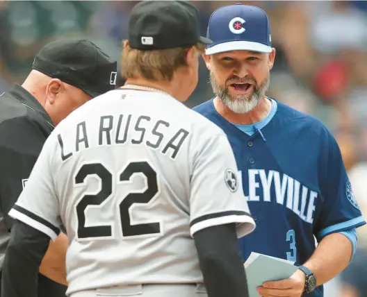  ?? CHRIS SWEDA/CHICAGO TRIBUNE ?? Chicago White Sox manager Tony La Russa and Chicago Cubs manager David Ross share a moment before a game at Wrigley Field on Aug. 6, 2021.