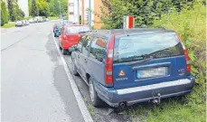  ?? FOTOS: GERD MÄGERLE ?? Am Straßenran­d parkende Autos nehmen Anwohnern beim Ausfahren oder Queren der Steigmühls­traße die Sicht, so die Kritik.