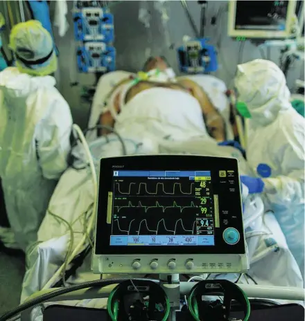  ?? EP ?? Sanitarios atienden a un paciente ingresado en la UCI del Hospital Infanta Sofía, en San Sebastián de los Reyes