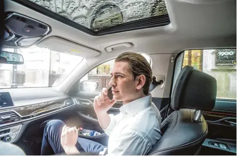  ?? Fotos: Daniel Biskup ?? Ein Mann wie aus dem Prospekt: Österreich­s Bundeskanz­ler Sebastian Kurz weiß sich in Szene zu setzen. Der konservati­ve Politiker ist mit gerade einmal 31 Jahren Regie rungschef in Wien geworden.