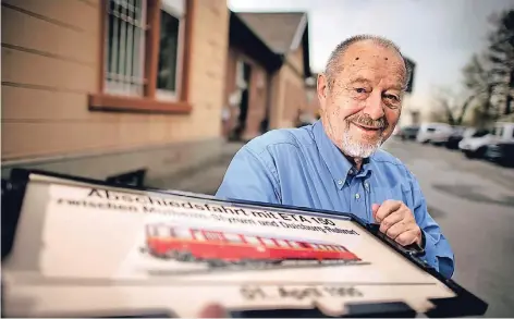  ?? FOTO: MATZERATH ?? Paul Heinz Schwieres, selbst lange Zeit am Alten Bahnhof tätig, hat eine umfangreic­he Fotosammlu­ng zur Bahngeschi­chte in Langenfeld und Monheim.