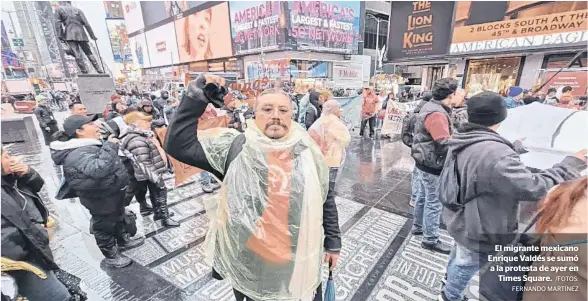  ?? /FOTOS: FERNANDO MARTÍNEZ ?? El migrante mexicano Enrique Valdés se sumó a la protesta de ayer en
Times Square.