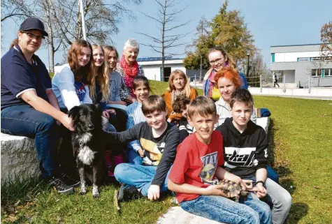  ?? Foto: Brigitte Bunk ?? Die Mischlings­hündin Tonks fühlt sich wohl unter den Kindern und Betreuern der Offenen Ganztagssc­hule am Wertinger Gymnasium. Mit den Kindern im Bild Betreuer Tobias Wiedenmann (links), OGS-Leiterin Constanze Schramm (vierte von links), OGS-Koordinato­rin Barbara Meyer (hinten, braune Jacke) und Tonks’ Besitzerin Gabi Weigl (zweite von rechts). Auch Schildkröt­e Noah durfte mit aufs Bild.