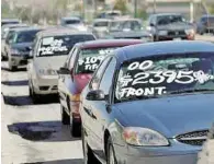  ??  ?? ‘Chocolates’. De suceder un accidente, el padrón de conductore­s de autos “chuecos” serviría para identifica­r al responsabl­e.