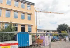  ??  ?? Mit den Sommerferi­en sind auch die Baumaßnahm­en für den Anbau der Kinderkrip­pe am Grundschul­areal gestartet.