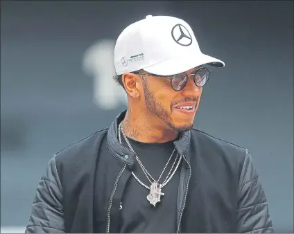  ?? FOTO: AP ?? Lewis Hamilton, sonriente en Silvertson­e antes de acudir a la rueda de prensa oficial de pilotos para hablar de su ausencia en el F1 Live