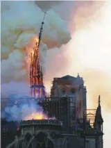  ??  ?? 巴黎聖母院失火時，木製塔尖被燒斷。 （Getty Images）