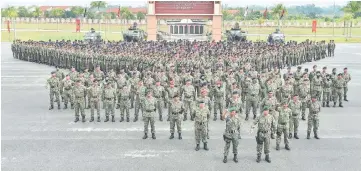  ??  ?? Fadzil (left, first row) poses with army personnel during the 84th anniversar­y celebratio­n.
