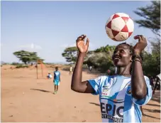  ??  ?? Akela spelar fotboll i Kakuma flyktinglä­ger i Kenya.