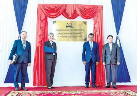  ?? ?? (Left to right) Australian Ambassador to Cambodia HE Pablo Kang, Australian Minister for Foreign Affairs Penny Wong, Cambodian Minister of Education HE Dr Hang Chuon Naron and ACE/IDP Education country director Mao Sreng officially open the ACE Chak Angre Campus.