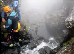  ??  ?? SPORTIGT. Canyoning är en populär aktivitet för äventyrlig­a på Madeira.