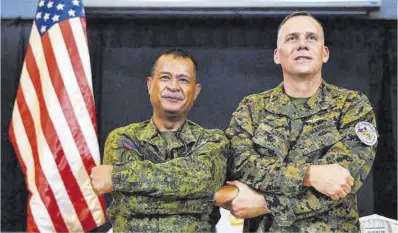  ?? Ted Aljibe / AFP ?? El general filipino Marvin Licudin y el general estadounid­ense Eric Austin, ayer en Manila.