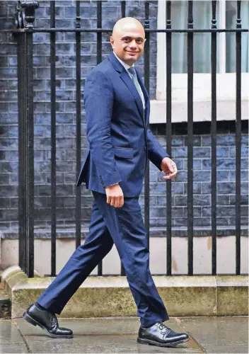  ?? FOTOS: IMAGO ?? Der neue Innenminis­ter Sajid Javid (48) verlässt die Residenz der Premiermin­isterin in der Downing Street.