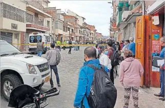  ?? JAIME MARÍN / EXPRESO ?? Hecho. El crimen se produjo la mañana del jueves en una casa de las calles Manuel Vega y Presidente Córdova.