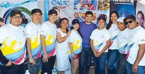  ??  ?? Geoff Eigenmann (in purple) with Filipino-American fans in Carson City, California