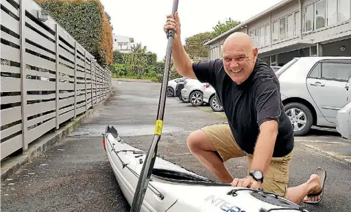  ?? DILEEPA FONSEKA/ STUFF ?? David Lomas demonstrat­ing how he thumped a shark with his paddle after it attacked his kayak near Takapuna beach.