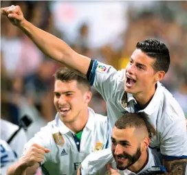  ?? FOTO AFP ?? James celebra junto a Karim Benzemá, uno de los jugadores con los que más se entiende en el cuadro merengue.