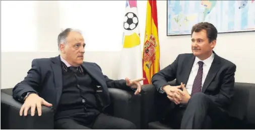  ??  ?? REUNIÓN POR EL CASO ZOZULYA. El presidente de LaLiga, Javier Tebas, junto al embajador de Ucrania en España, Anatoliy Scherba.