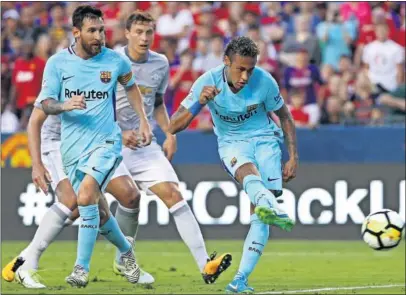  ??  ?? COMO SI TAL COSA. Ajeno a los rumores de su salida, Neymar siguió goleando con el Barça.