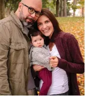  ?? PHOTO BY DAWN BOWMAN ?? Adam Bowman with his wife, Georgia Simms, and daughter, Frankie.