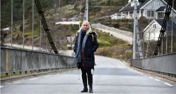  ?? FOTO: SINDRE HAUGEN MEHL ?? REKORDVÅTT: Ordfører Gyro Heia (Sp) avbildet på Senumstad bru. Den gangen handlet det ikke om vaeret, men brubygging.