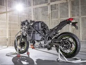  ??  ?? Kawasaki a dévoilé au salon de Milan 2019 son concept de moto électrique sous la forme d’une sportive aux performanc­es modestes.