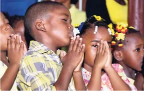  ?? FILE ?? Students of Riverton Meadows Early Childhood Centre during prayer.