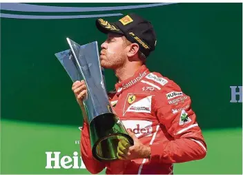  ?? FOTO: ALMEIDA/AFP ?? Der Sieg beim Grand Prix von Brasilien war Balsam auf die Seele von Sebastian Vettel. Der Ferrari-Star stand diesmal ohne Formel-1-Weltmeiste­r Lewis Hamilton auf dem Podium. Der Brite wurde trotz Aufholjagd nur Vierter.