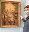  ?? Foto: Städt. Kunstslg. ?? Restaurato­r Andreas Goetzke mit dem Gemälde „Die Anbetung des Apokalypti‰ schen Lammes“.