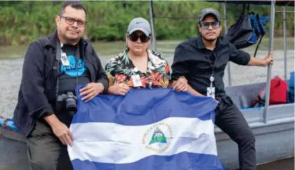  ?? CORTESÍA ?? Óscar Navarrete, Nayel Martínez y Hans Lawrence bretean para La Prensa desde Costa Rica.