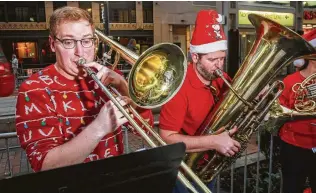  ?? Gary Fountain / Contributo­r ?? Kyle Gordon, left, and Allyn Lindsey of the Houston Brass Quintet play Christmas carols Sunday.