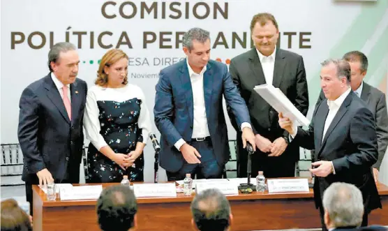  ?? JORGE GONZÁLEZ ?? Por la noche entregó un documento a la Comisión Política Permanente en la sede nacional del tricolor.