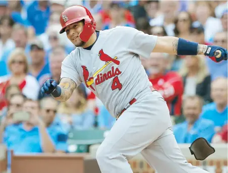  ??  ?? El boricua Yadier Molina conectó un doble productor de dos carreras para San Luis en la primera entrada.