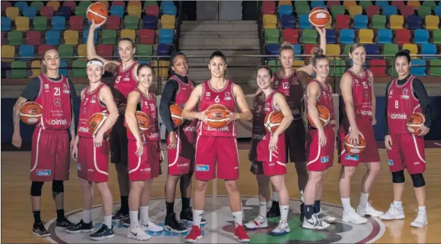  ??  ?? ORGULLOSAS. Las jugadoras del Gernika posan en el Polideport­ivo de Maloste, donde están asombrando a la Liga Dia al mantenerse invictas en ocho jornadas.