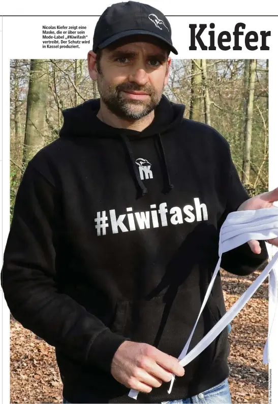  ??  ?? Nicolas Kiefer zeigt eine Maske, die er über sein Mode-Label „#Kiwifash“vertreibt. Der Schutz wird in Kassel produziert.